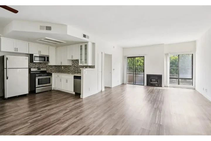 $2000 : Los Angeles image 4