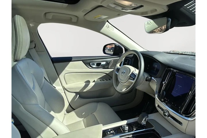 $33989 : 2024 S60 Plus Dark Theme image 8