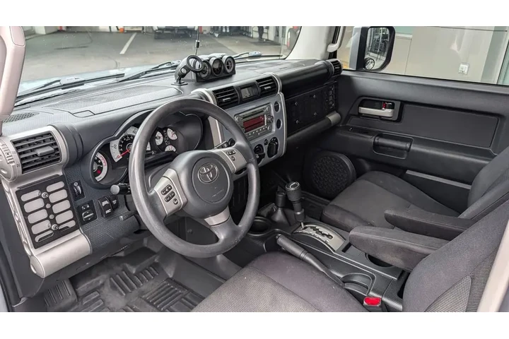$32795 : 2014 FJ Cruiser 4WD 4dr Auto image 3