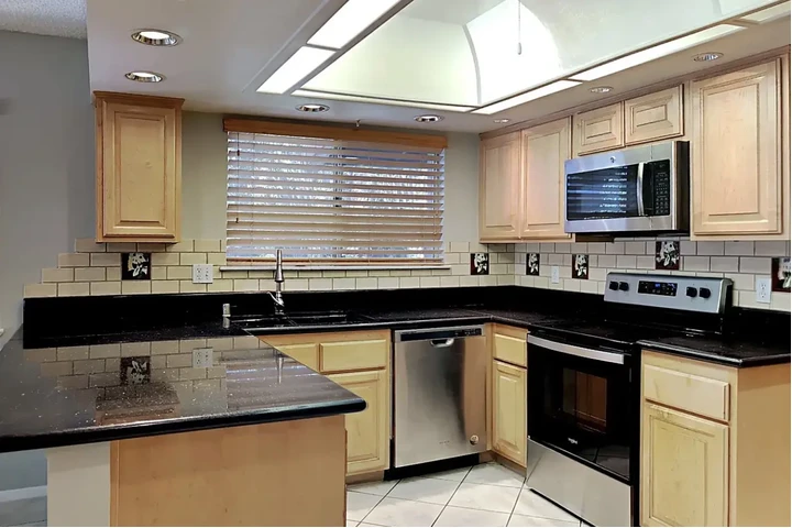 $1000 : open living spacious 3 home image 2