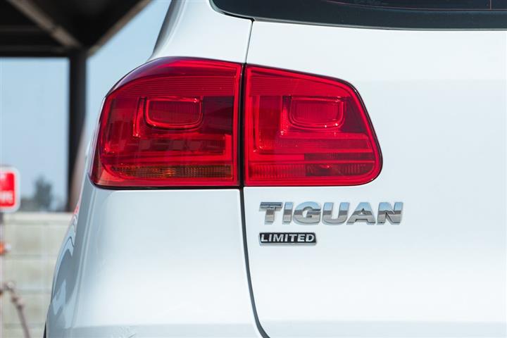 2017 Tiguan LIMITED S image 6