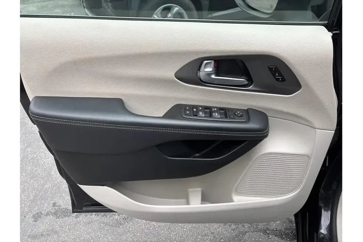 $21988 : Chrysler Pacifica 2023 Touri image 9