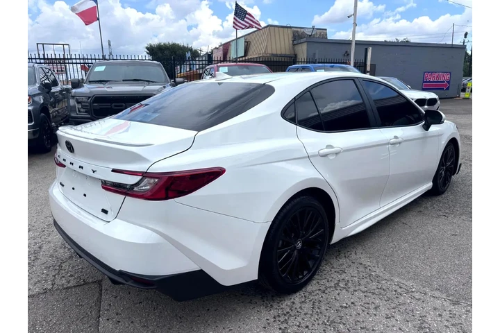 2025 Camry SE image 6