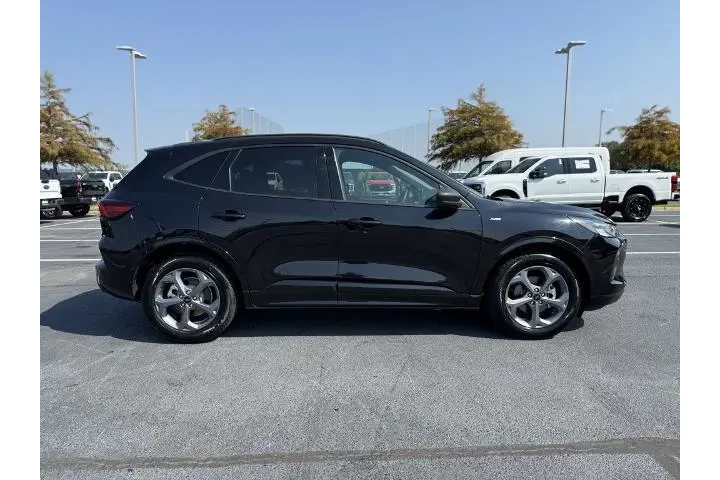 $17779 : Ford Escape 2023 ST-Line 4dr image 9