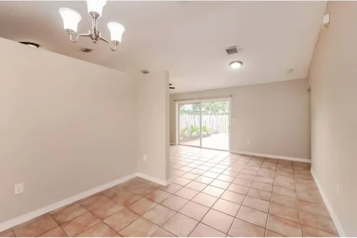 $2400 : 2 Bed 2 Bath Home in Miami FL image 2