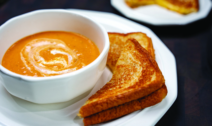 Sopa de tomate con sándwiches de queso