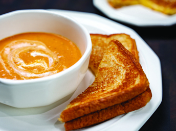 Sopa de tomate con sándwiches de queso