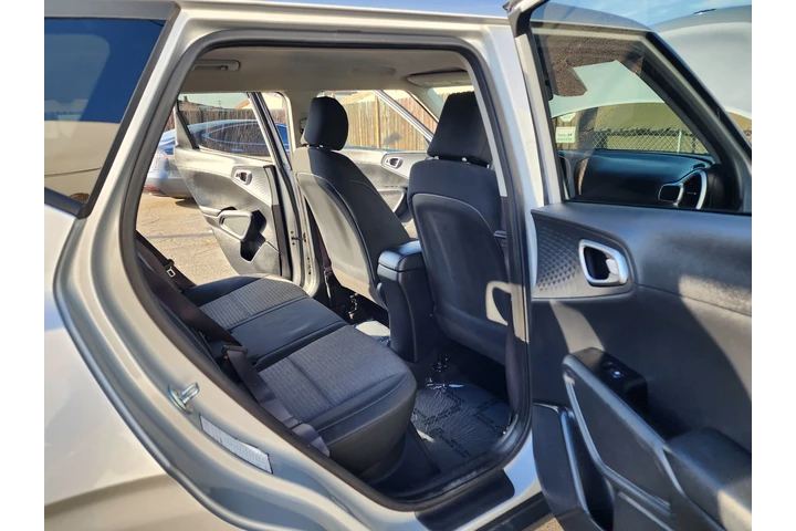 $10900 : Kia soul S 40 millas por galón image 6