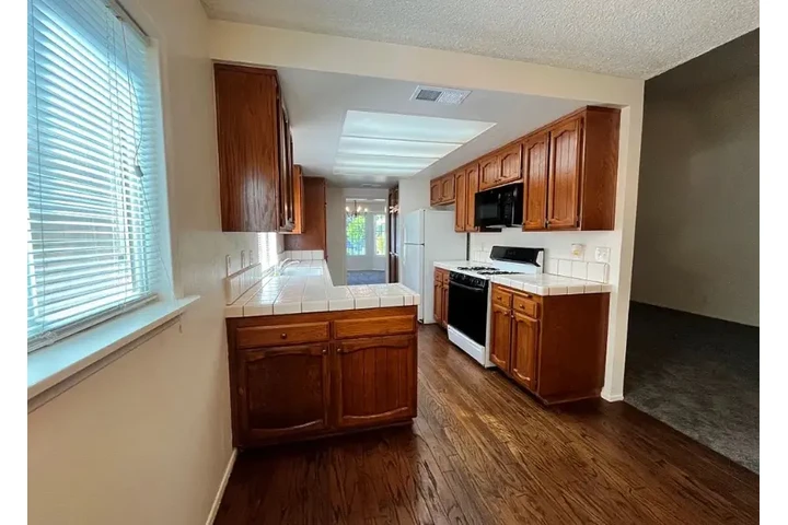 $2550 : 3 bedroom house in Koreatown image 4