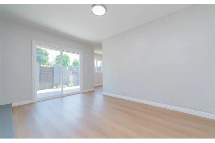 $2175 : 2 Bedroom Home in Los Angeles image 3