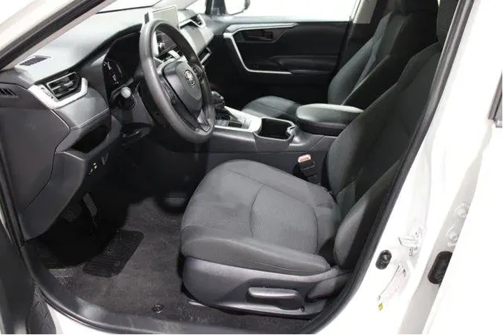 $28986 : Toyota RAV4 2024 AWD LE 4dr image 3