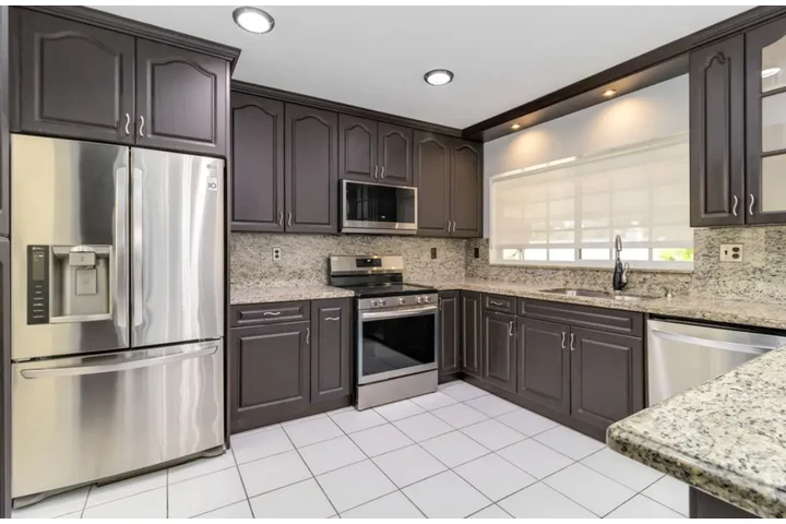 $2500 : 3Bed Home available in Miami image 5