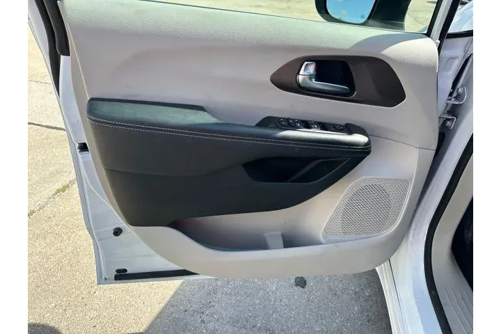 $22963 : Chrysler Voyager 2020 L 4dr image 10