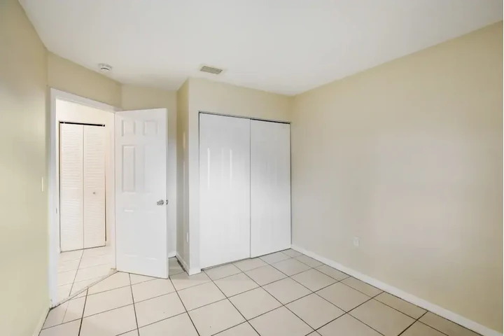 $2500 : 3 Bedroom house in Miami FL image 7