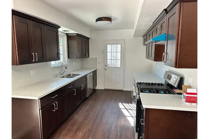 $1590 : Santa Ana - Home Available image 7