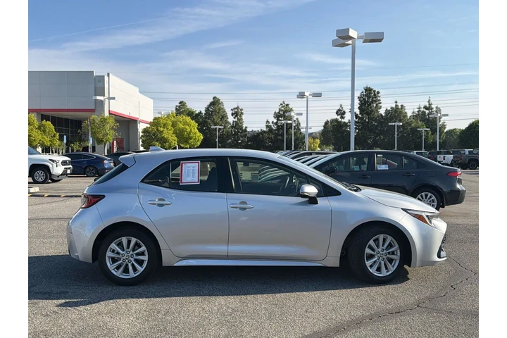 $24336 : Toyota Corolla Hatchback 202 image 3
