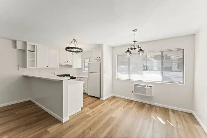 $1070 : Renta Apto 1Hab Premium LA USA image 3