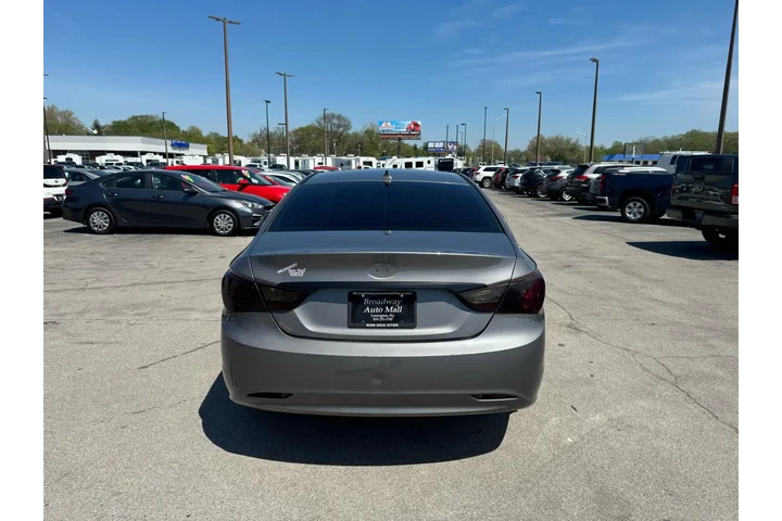 2013 Sonata 4dr Sdn 2.4L Auto image 3