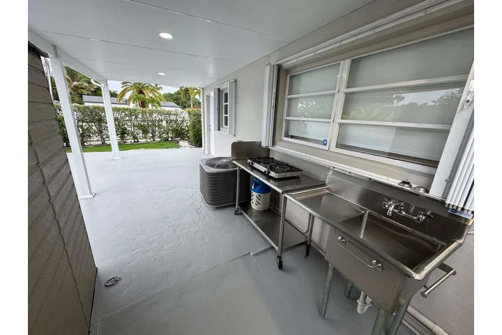 $2400 : 2 Bedroom, 1 Bathroom House image 9