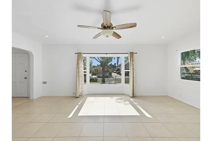 $900 : This spacious front home ! image 4