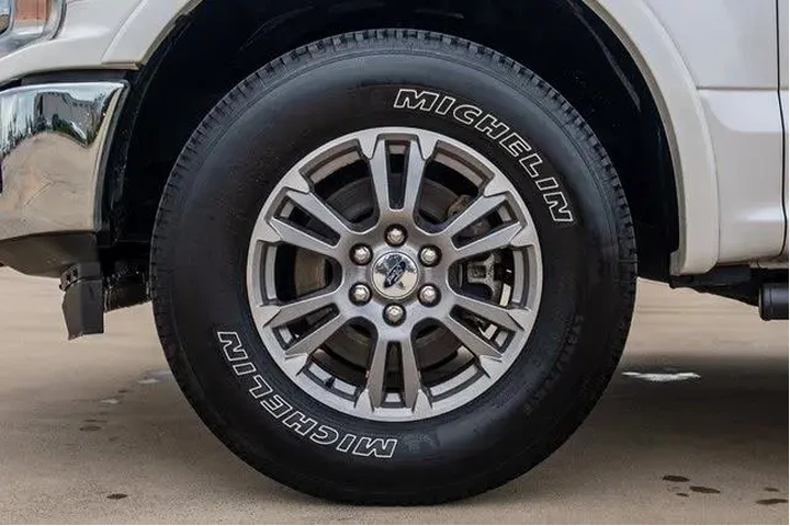 $28904 : Ford F-150 2019 4x4 Lariat 4 image 6