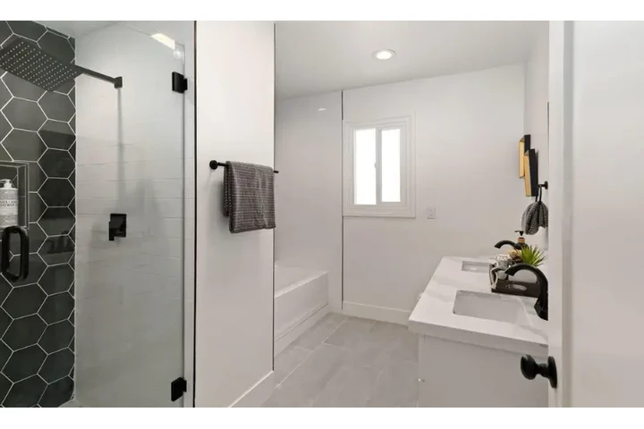$2500 : Beautiful 3Bed /2Bath in LA image 6