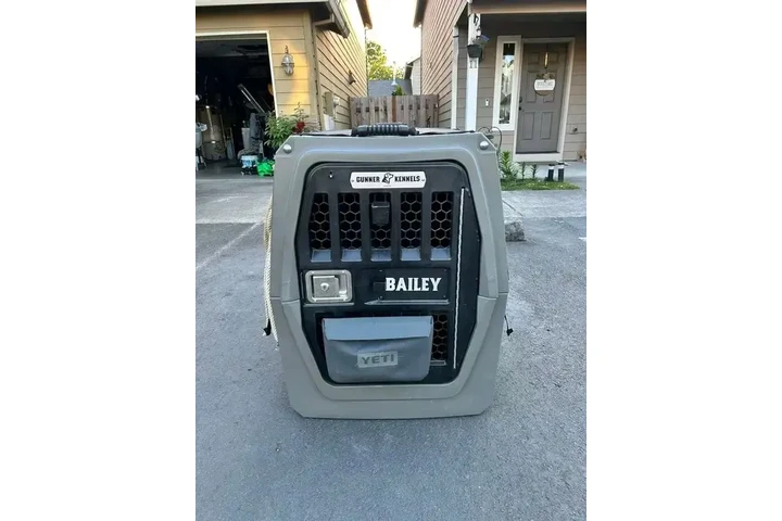 $800 : LARGE GUNNER KENNEL image 3