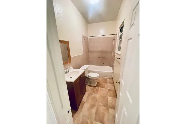 $1750 : 1 BED APT IN HUNTINGTON PARK image 5