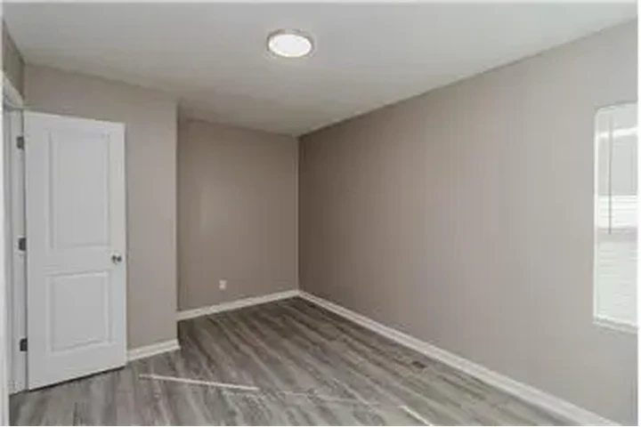 $800 : Rental property with 2 bedro image 8