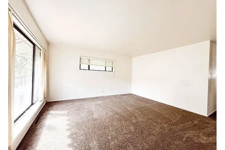 $900 : Move-in Ready 3-Bedroom home image 3