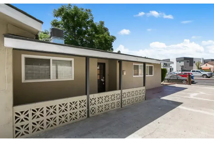$2365 : 3-BEDROOM HOUSE AVAILABLE NOW! image 8
