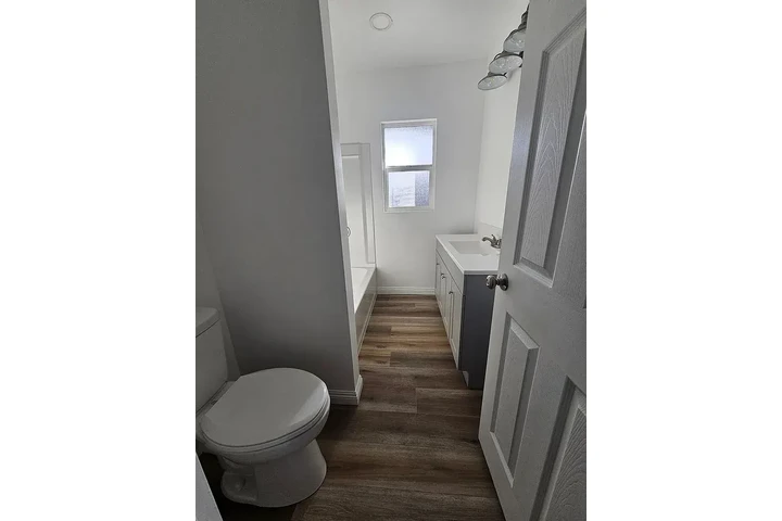 $1550 : READY FOR NEW TENANT ✅Maywood image 4
