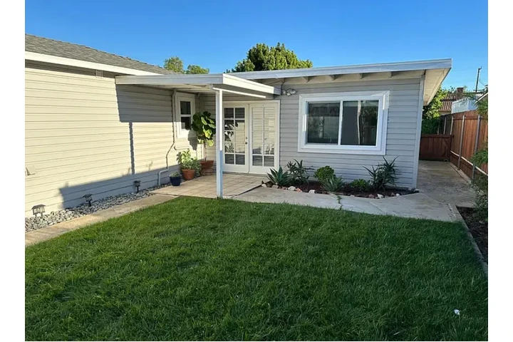 $1060 : 1 BEDROOMS, 1.5 BATH HOUSE image 1