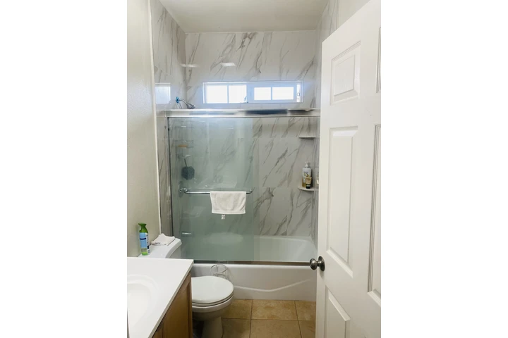$1300 : Cuarto en Cudahy image 5