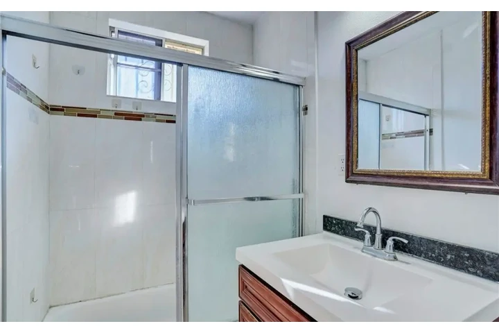 $2490 : 3 Bed 2 Bath In W Pico Blvd LA image 10