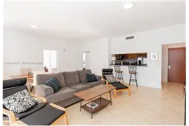 $6000 : Rental property with 3 bedro image 2