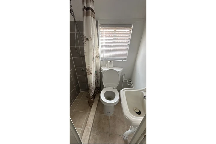 $1200 : Clean quiet private yard image 5