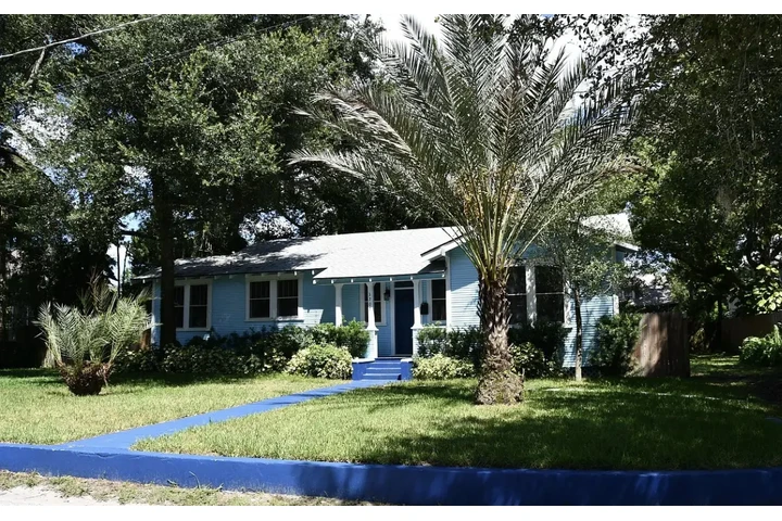 $1000 : Newly renovated Hardwood floor image 1