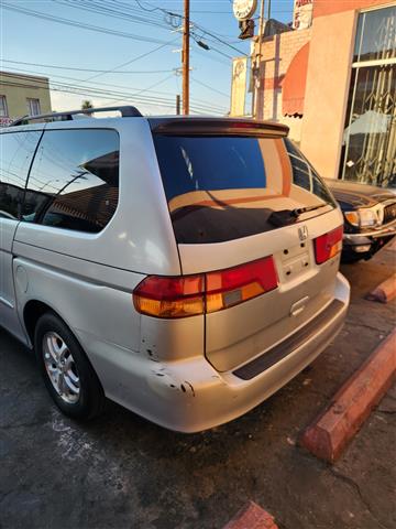 $2600 : Honda 2002 odyssey image 1