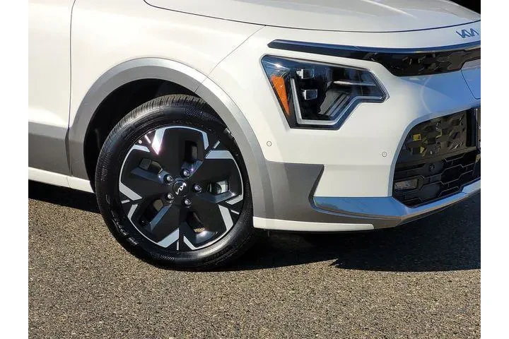 $31761 : Kia Niro EV 2025 Wave 4dr Cr image 6