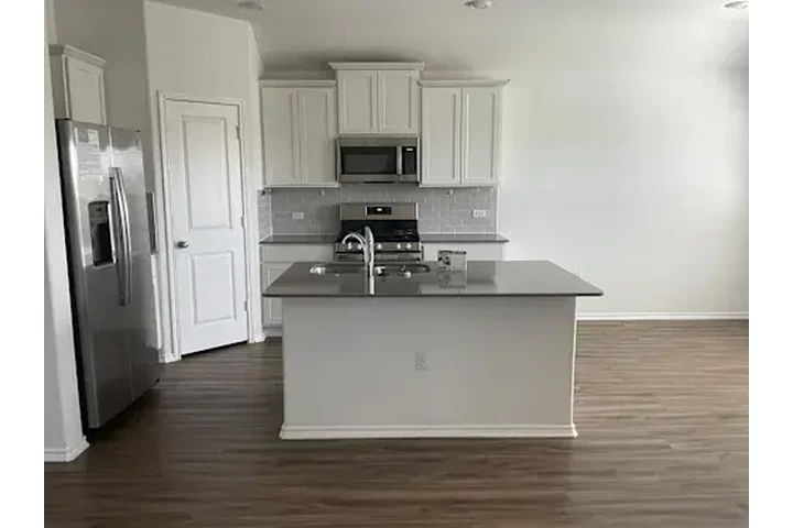 $1300 : Affordable Apartments image 4