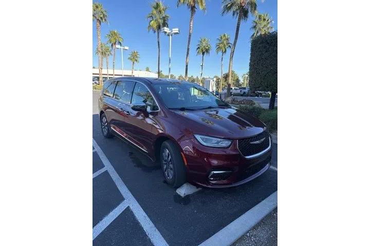 $31530 : Chrysler Pacifica Hybrid 202 image 1