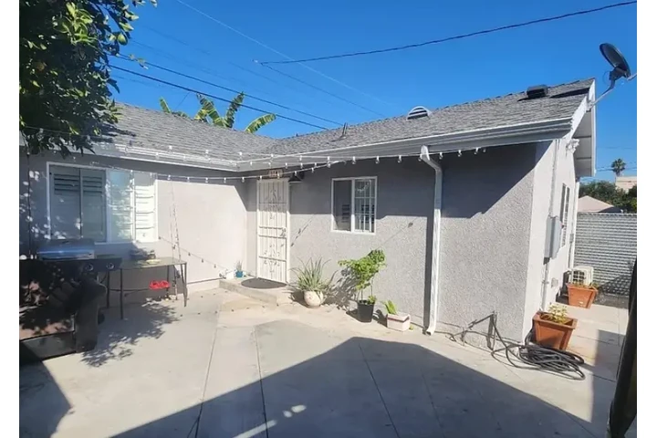 $1500 : Brand-New Back House for Rent image 1