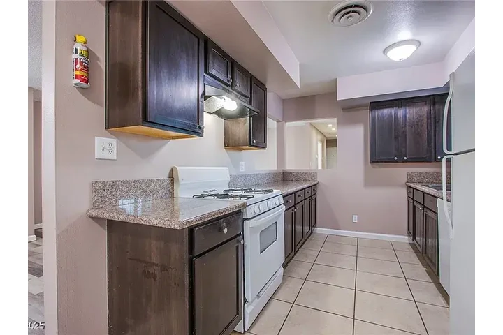 $900 : Charming SINGLE-STORY 3-Bedroo image 6