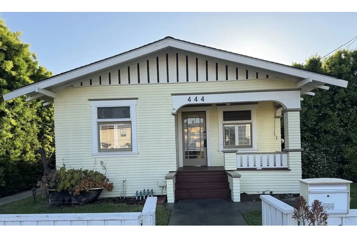 $850 : beautifully renovated pet home image 1