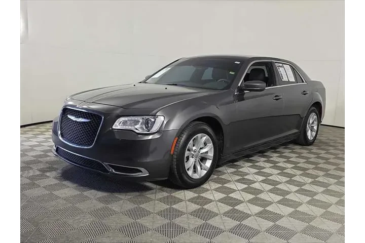 $25998 : Chrysler 300 2023 Touring 4d image 4