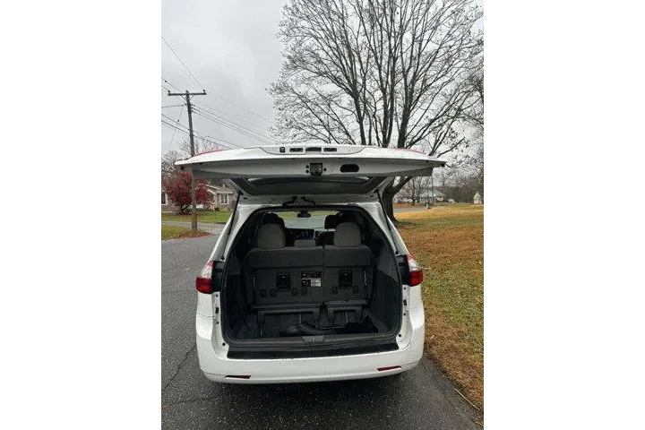 $14995 : Toyota Sienna 2020 LE 7-Pass image 7