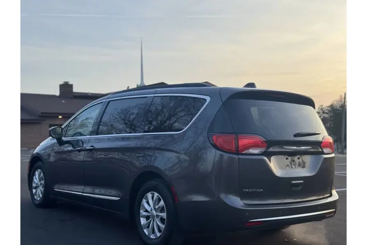 $7999 : 2017 Pacifica Touring-L image 7