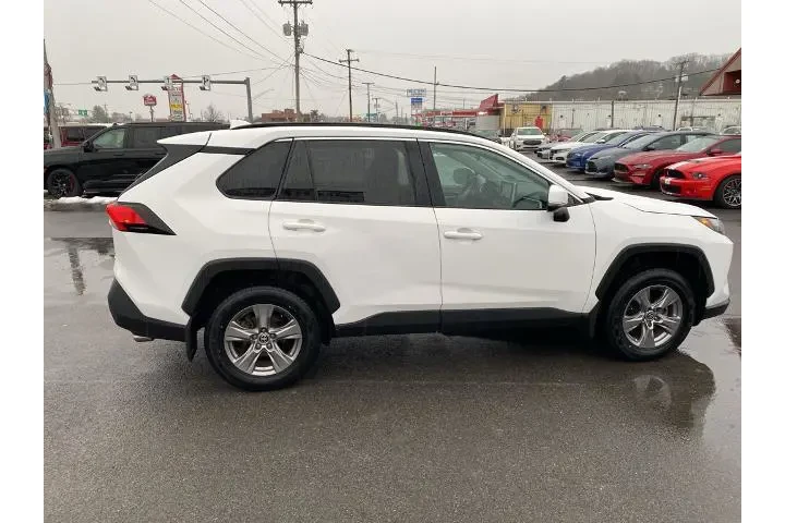 $32935 : Toyota RAV4 2023 AWD XLE 4dr image 6