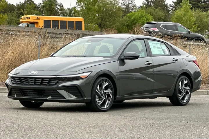 $24990 : Hyundai ELANTRA Hybrid 2025 image 8